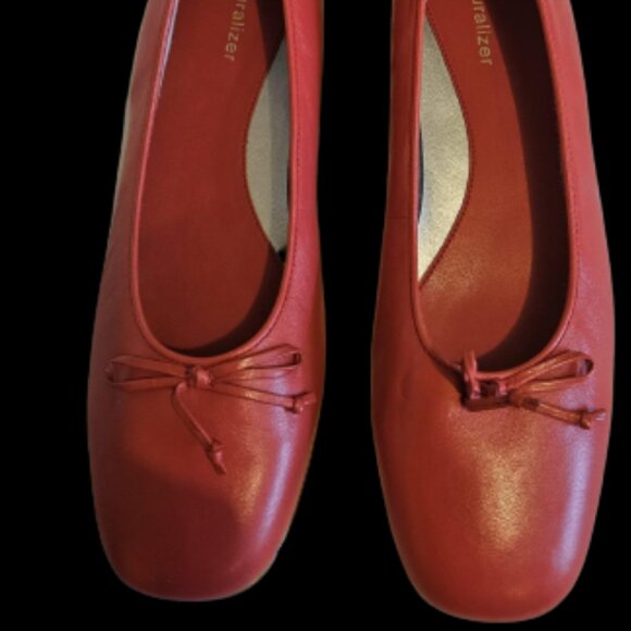 Women’s Naturalizer Comfort Loafers – Classic Slip-On Style - Retail $69 - Picture 2 of 3